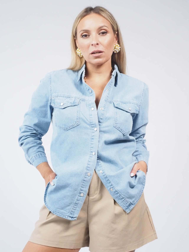 A camisa de ganga: a escolha perfeita para um look casual chic