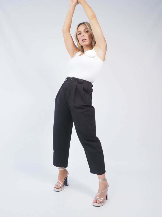 Calças de mulher com cintura subida: estilo elegante e moderno