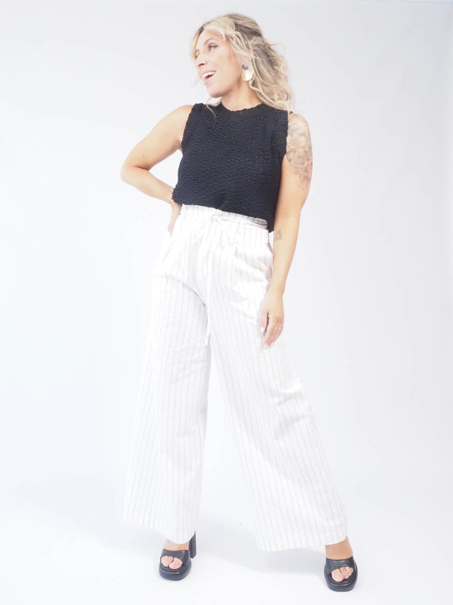 Adicione sofisticação aos seus looks com o nosso colete de manga cava.