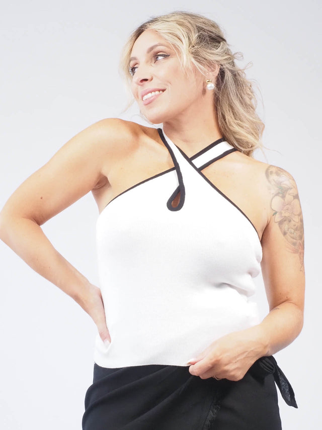 Top cruzado com Detalhe de risca preta para adicionar charme ao visual