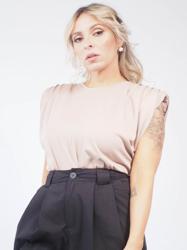 Adicione um toque de estilo às suas produções com as t-shirts mulher de manga cava