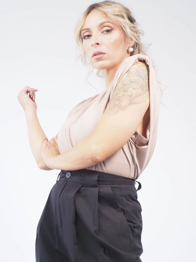 Descubra a elegância das t-shirts mulher com gola redonda e ombreiras