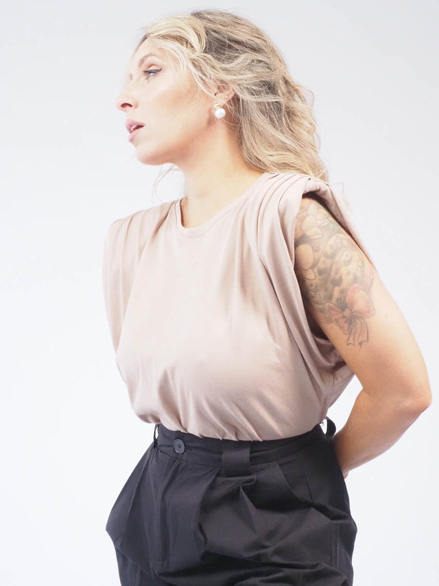Ombros marcantes: conheça as t-shirts mulher com efeito drapeado