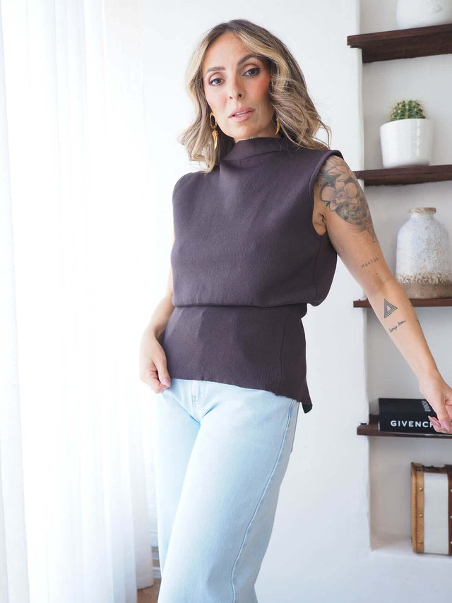 Colete Malha Com Botão castanho em malha canelada, com decote em bico e design oversized, ideal para looks elegantes.
