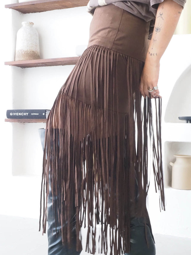 Saia com franjas em efeito camurça, perfeita para looks elegantes e confortáveis, ideal para a tendência boho-chic.