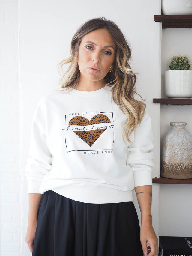 Sweatshirt feminina "Kind Heart" com estampa animal em coração, ideal para looks casuais e modernos.
