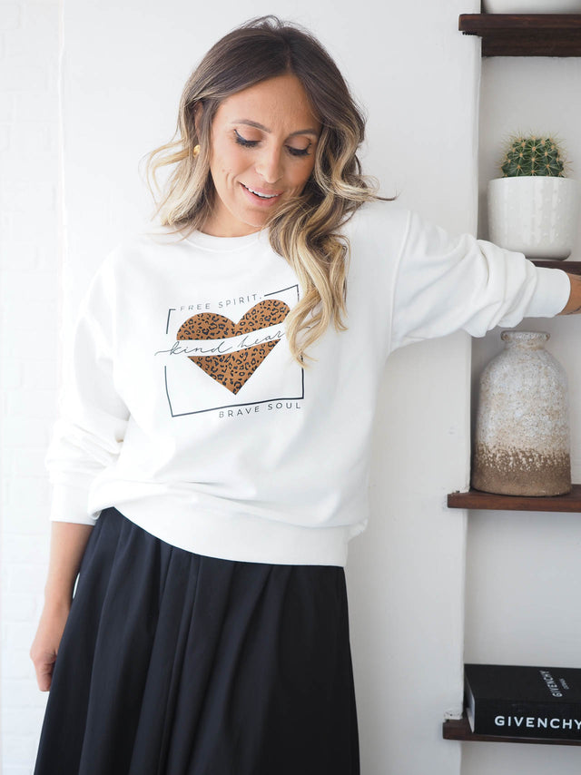 Sweatshirt feminina 'Kind Heart' com estampa de coração animal, combinação perfeita para looks casuais e modernos.