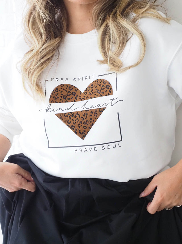 sweatshirt feminina "Kind Heart" com coração em animal print, estilo casual, conforto e liberdade de movimento.