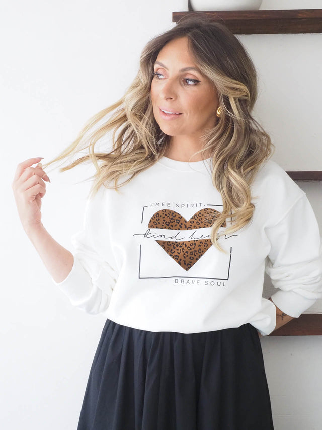 Sweatshirt feminina "Kind Heart" com estampa de coração animal, ideal para looks casuais e modernos.