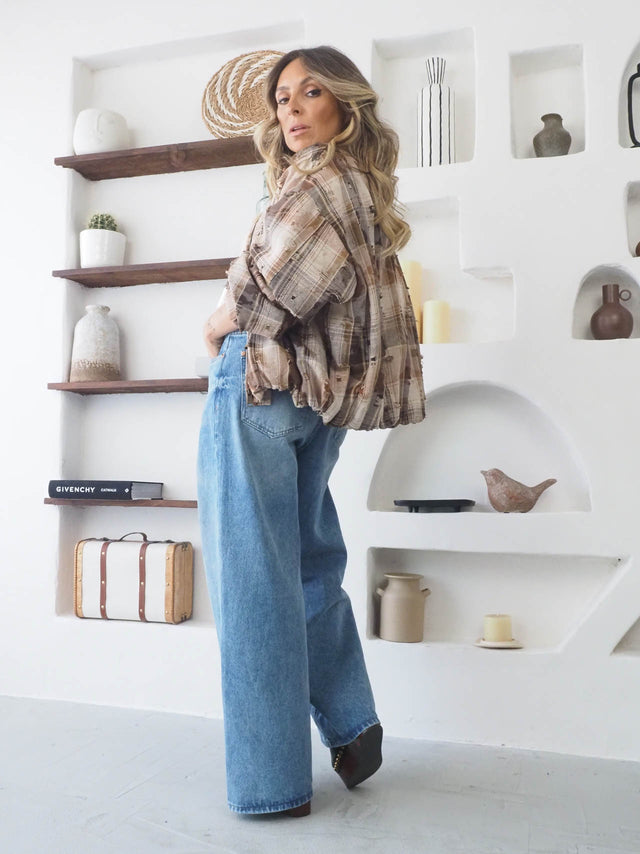 Blusão xadrez desfiado com jeans wide leg, estilo casual e moderno, ideal para a primavera verão.