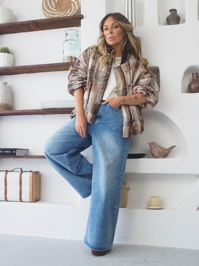 Blusão xadrez feminino oversize com look casual, combinado com calças jeans largas, ideal para a primavera e verão.