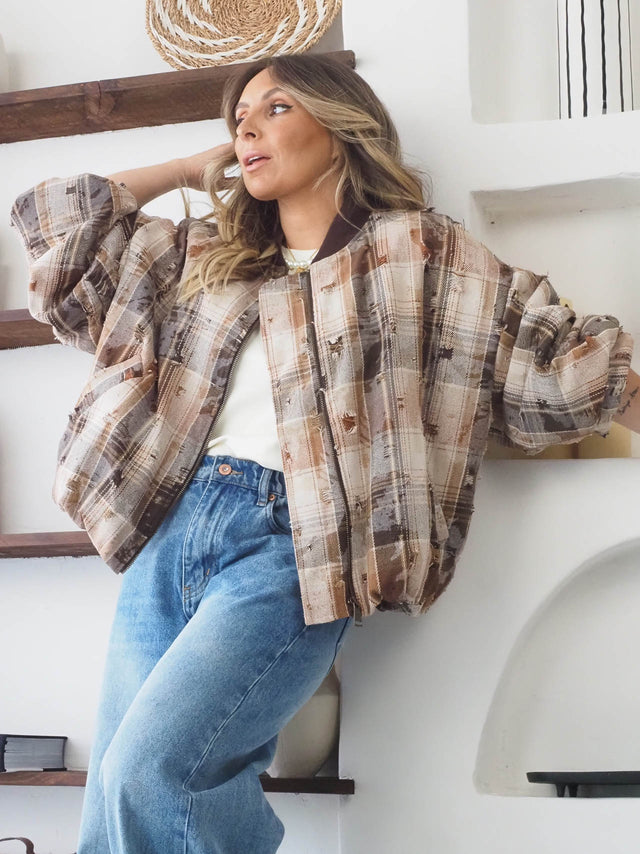 Blusão xadrez desfiado oversized, ideal para looks casuais e modernos. Combina com jeans femininos e tops. Estilo primavera-verão.