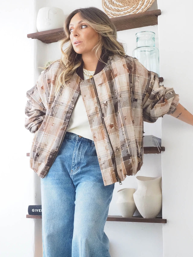 Blusão xadrez desfiado feminino, com fecho zipper e estilo casual, ideal para looks primavera verão.