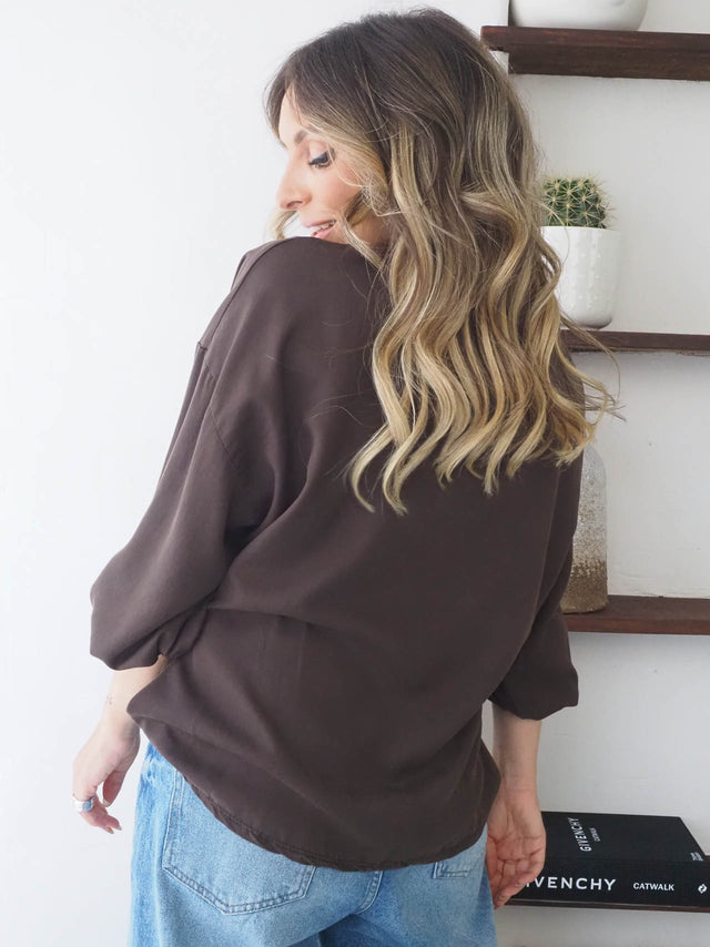 Blusa com drapeado em tom castanho, mangas largas, perfeita para um look elegante e sofisticado.