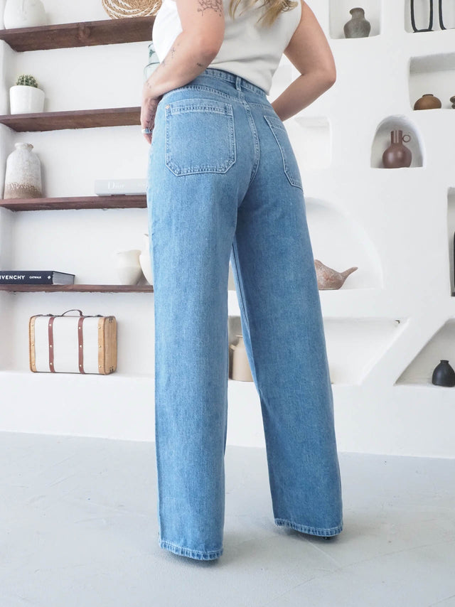 Jeans wide leg de cintura alta com bolsos, fabricados em denim, destacando conforto e estilo moderno.