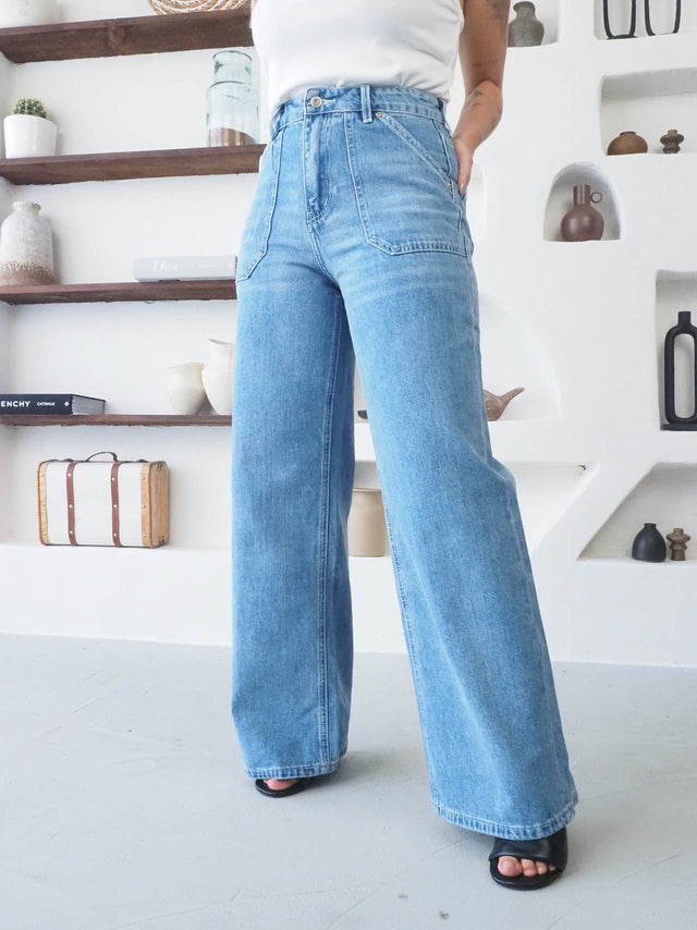 Jeans wide leg de cintura alta em denim, com bolsos e corte amplo, perfeito para looks modernos e confortáveis.