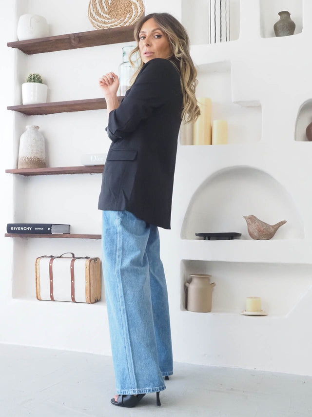 modelo feminina usando blazer corte reto com jeans wide leg, ideal para um look elegante e versátil na primavera-verão.