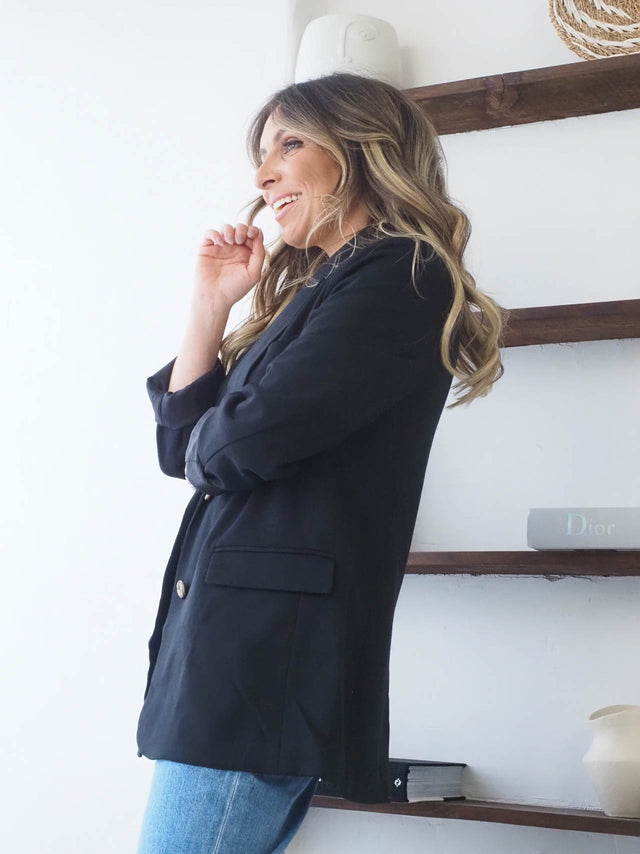 Mulher usando blazer feminino elegante de corte reto, destacando estilo versátil e moderno, ideal para primavera verão.