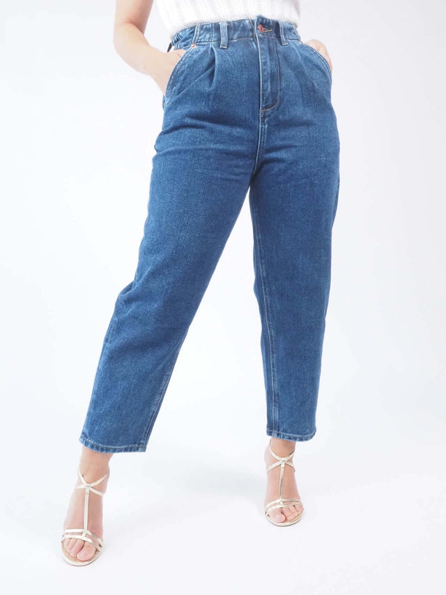 Crie looks deslumbrantes com as calças de ganga mom fit de cintura alta