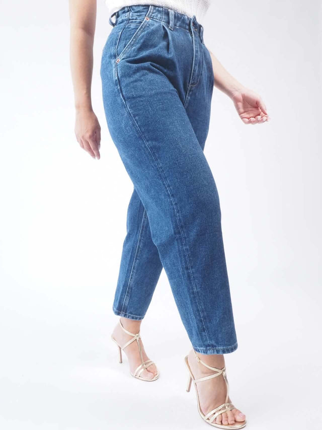 Conforto e estilo se encontram nas calças de ganga mom fit com bolsos laterais