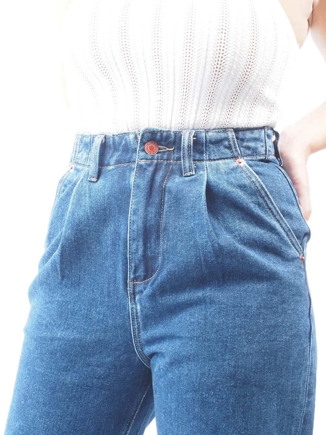 Adicione funcionalidade e estilo ao seu visual com as calças de ganga mom fit