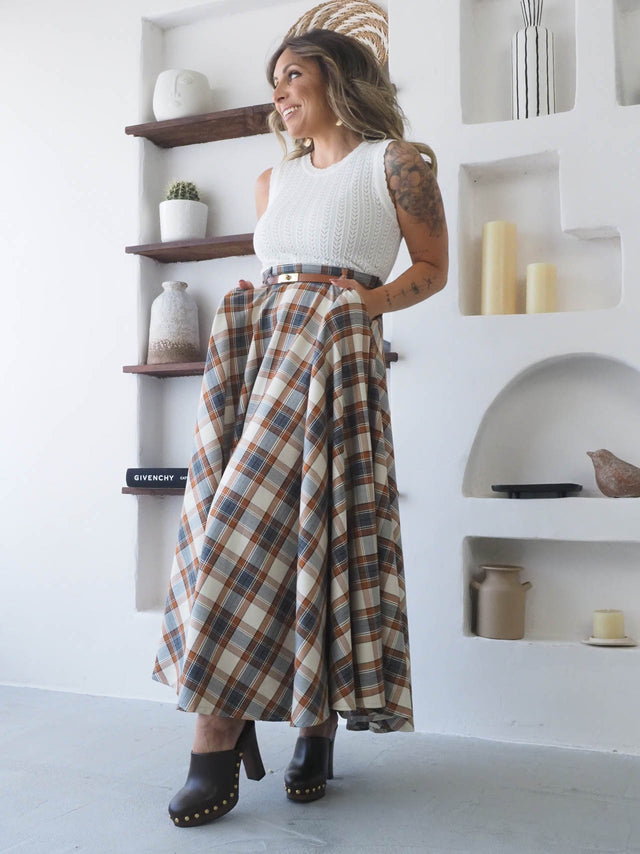 Saia Midi Xadrez em look casual, com padrão vintage e caimento elegante, ideal para o dia a dia.