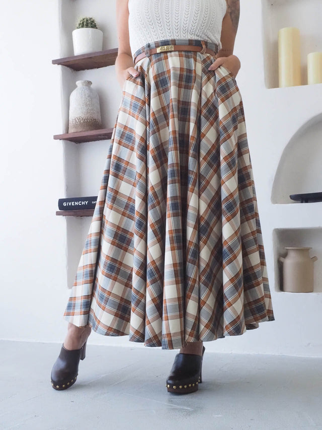 Saia Midi Xadrez com padrão clássico, feminina e intemporal, perfeita para looks casuais e elegantes.