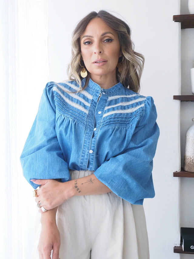 Camisa De Ganga Com Bordado feminina em denim azul, com mangas abalonadas e detalhes bordados elegantes.