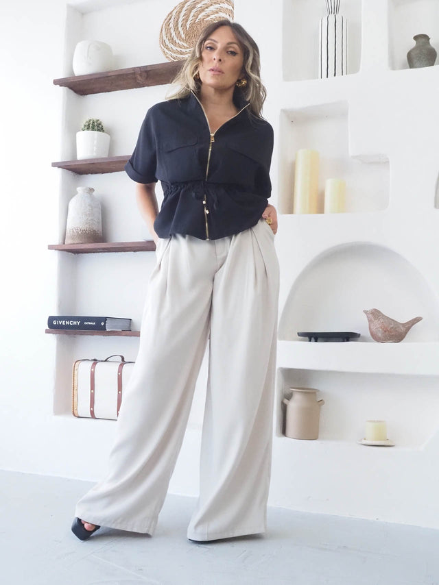 Camisa Safari Com Cordão em look moderno, ideal para ocasiões casuais e elegantes.