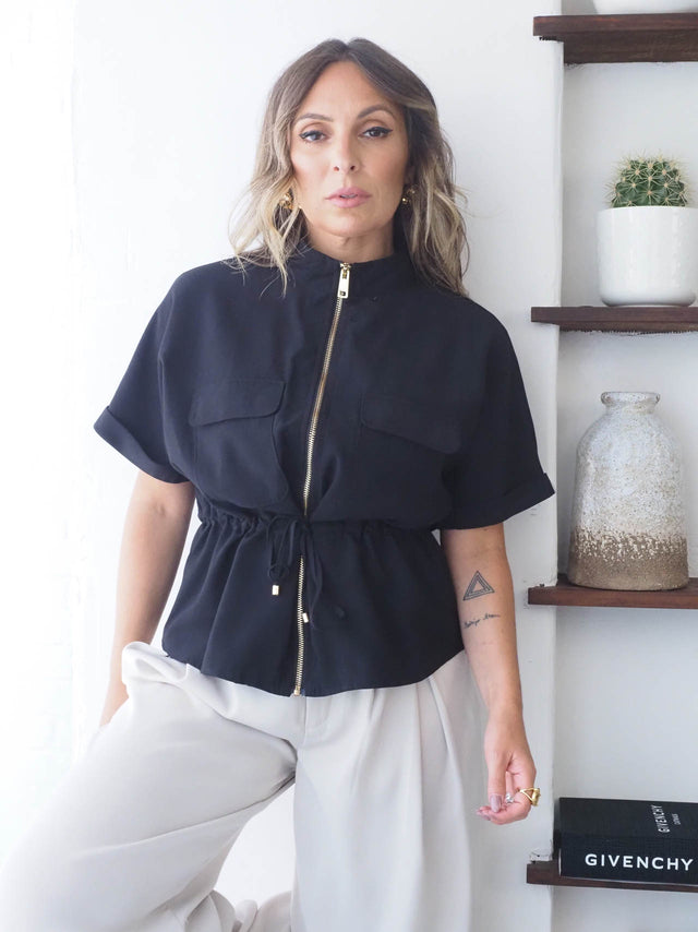 Camisa Safari Com Cordão em preto com fecho, com gola alta e cordão ajustável na cintura