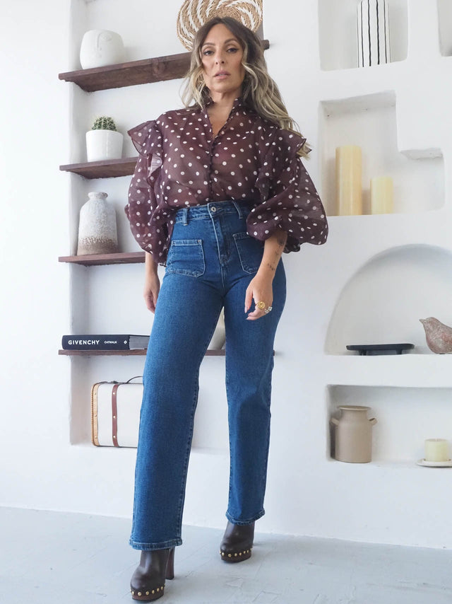 Modelo a usar calças de ganga regular bootcut em ambiente moderno, combinando estilo e conforto.