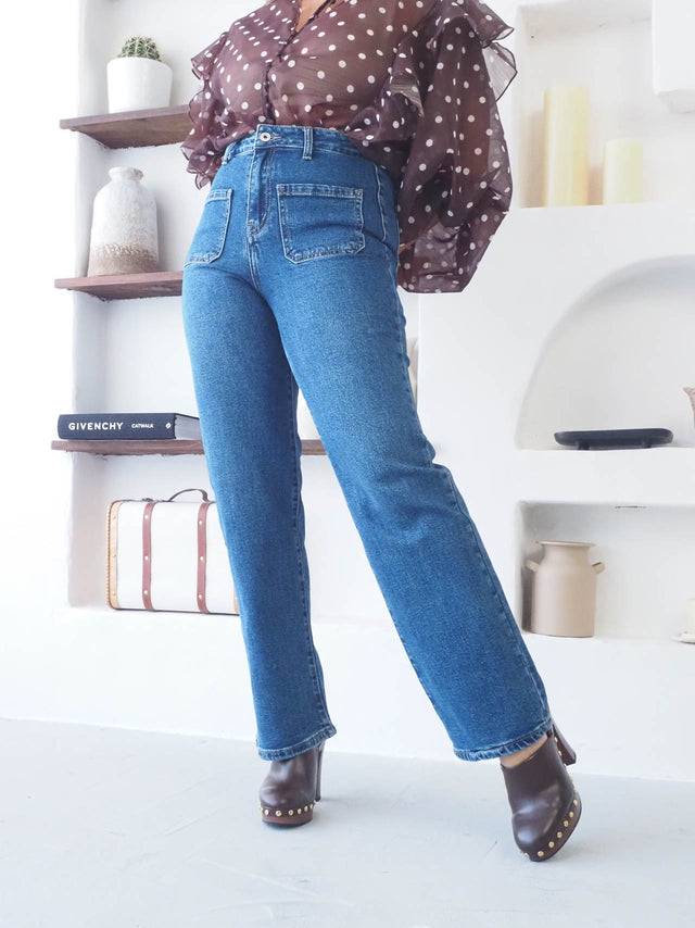 Calças de Ganga Regular Bootcut em lavagem escura, com corte regular e cintura alta, combinadas com blusa de bolinhas.