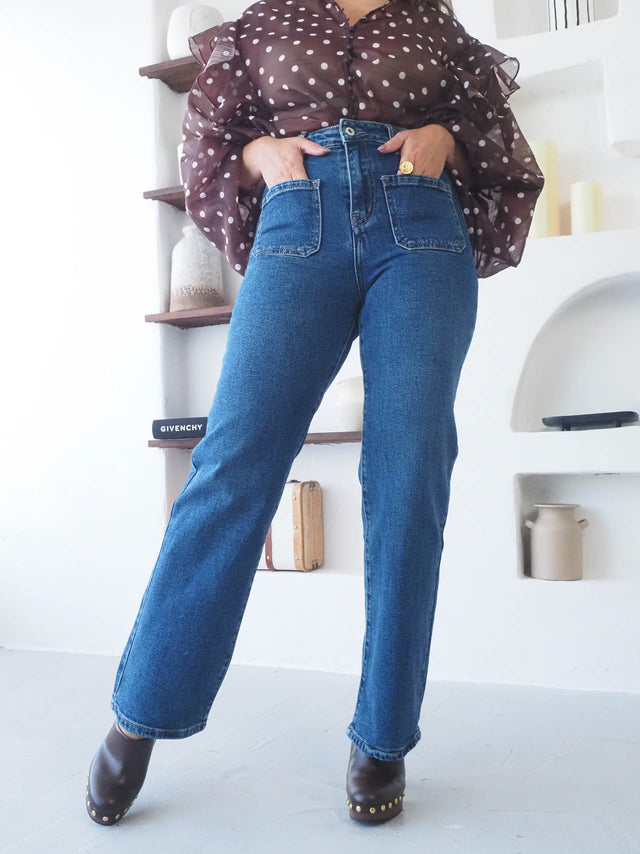 Calças de Ganga Regular Bootcut usadas com blusa de bolinhas, destacando o corte e o conforto clássico.