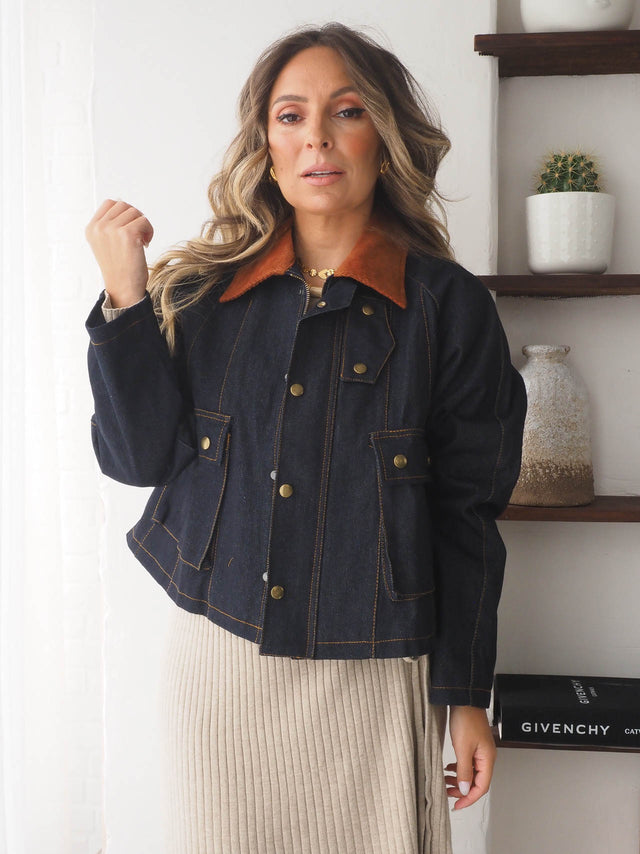 Mulher a usar um Blusão de Ganga, com colarinho em bombazine, ideal para looks casuais e urbanos.