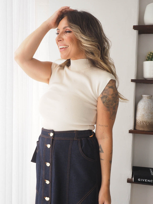 Camisola Malha Com Drapeado, peça de estilo elegante e confortável, ideal para o dia a dia.