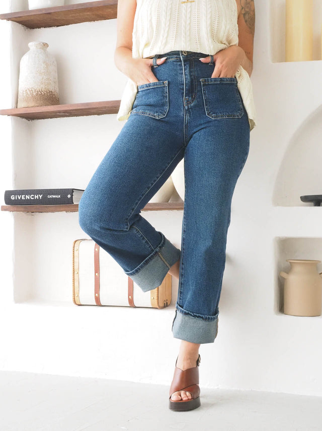 Calças de Ganga Regular Bootcut em lavagem escura, estilo clássico e confortável, com detalhes de bolso e barra dobrada.