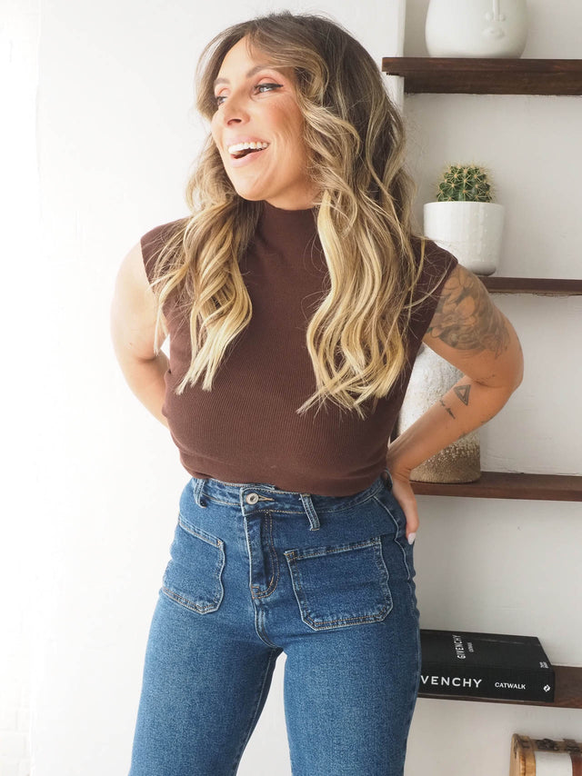 Camisola Malha Com Drapeado em tom castanho, destacando elegância e conforto no estilo casual.