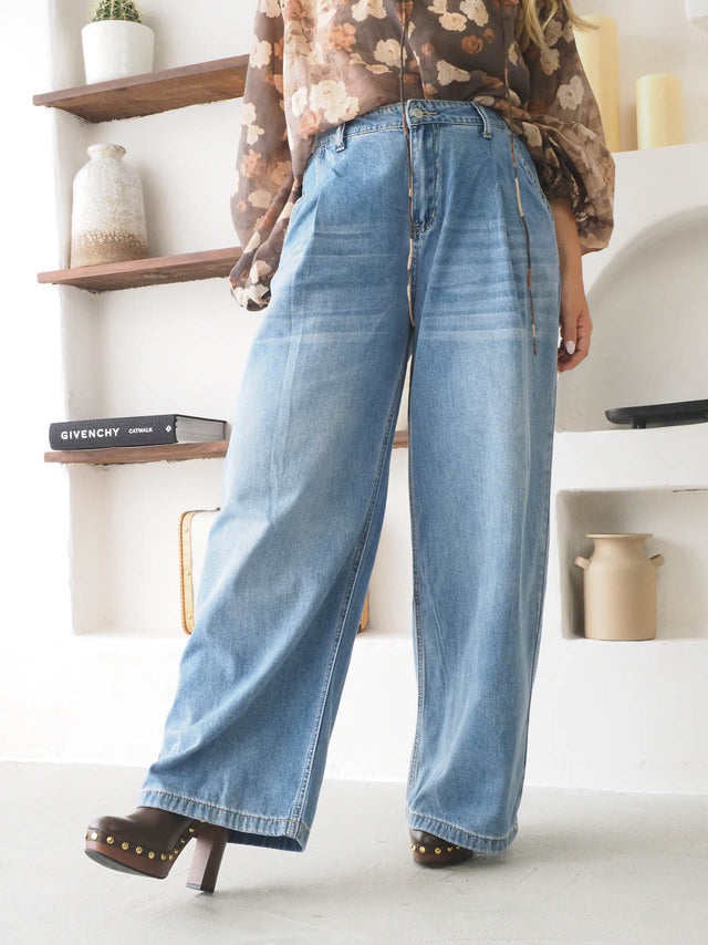 Calças de Ganga Pantalona de cintura alta com corte amplo e fluido, destacando conforto e elegância.