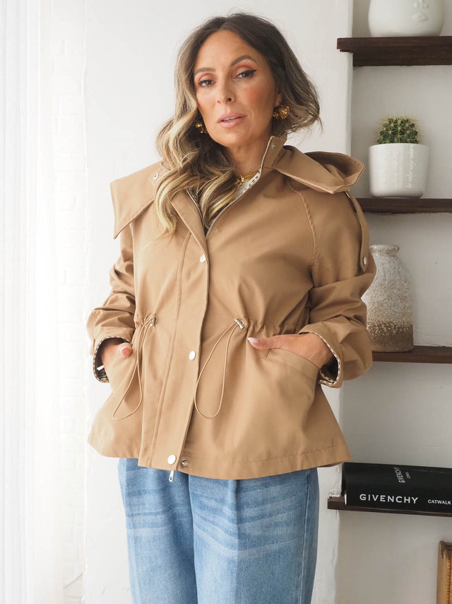 Modelo usando Trench Curta Ajustável Com Capuz em sarja com estilo e elegância.