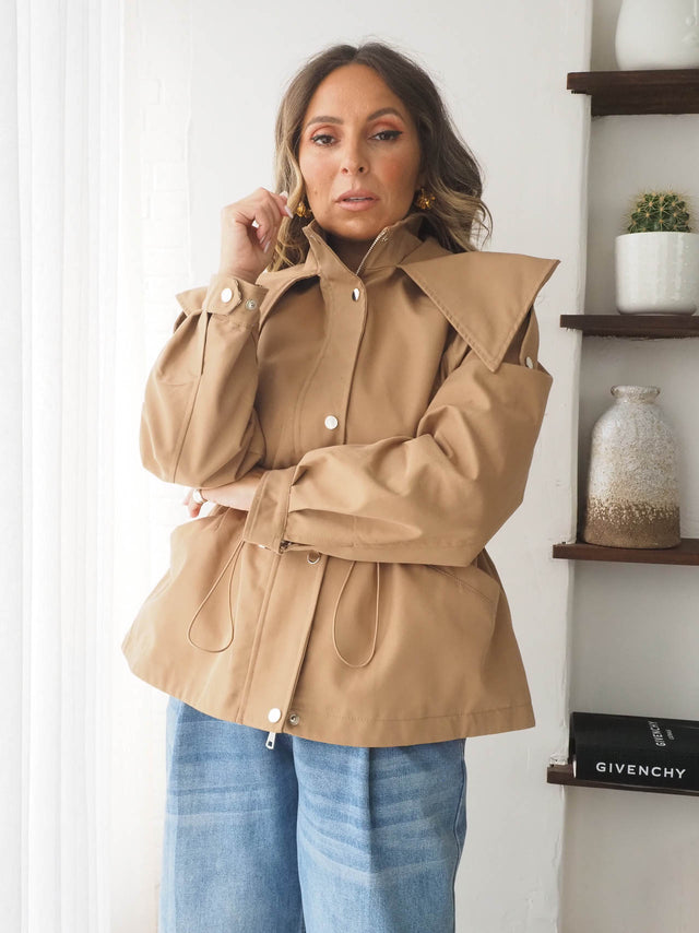 Modelo a usar o Trench Curta Ajustável Com Capuz em sarja, destacando estilo e elegância para looks de meia-estação.
