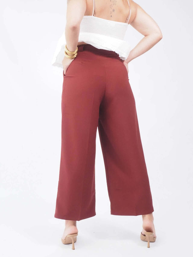 Adicione charme ao seu look com calças de tecido com fecho zipper e botão