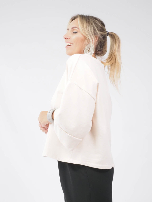 A sweatshirt é ideal para quem procura estilo sem perder a comodidade.