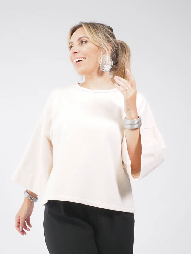 A sweatshirt manga curta é uma opção perfeita para as mulheres que buscam estilo e conforto ao mesmo tempo.