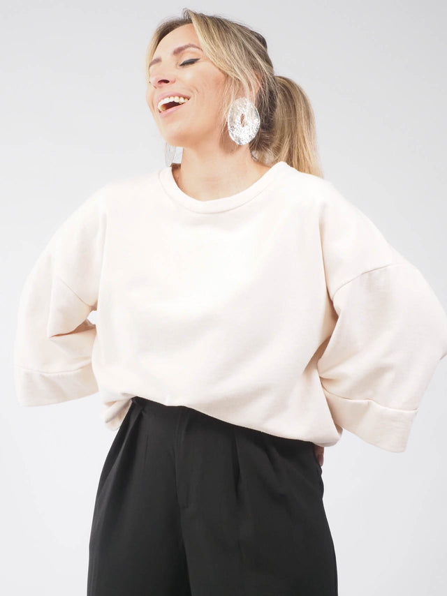 A sweatshirt manga curta é feita em felpa, um tecido macio e confortável.
