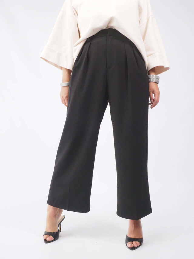 Calças com cinto em ecopele: o toque final para um visual fashion