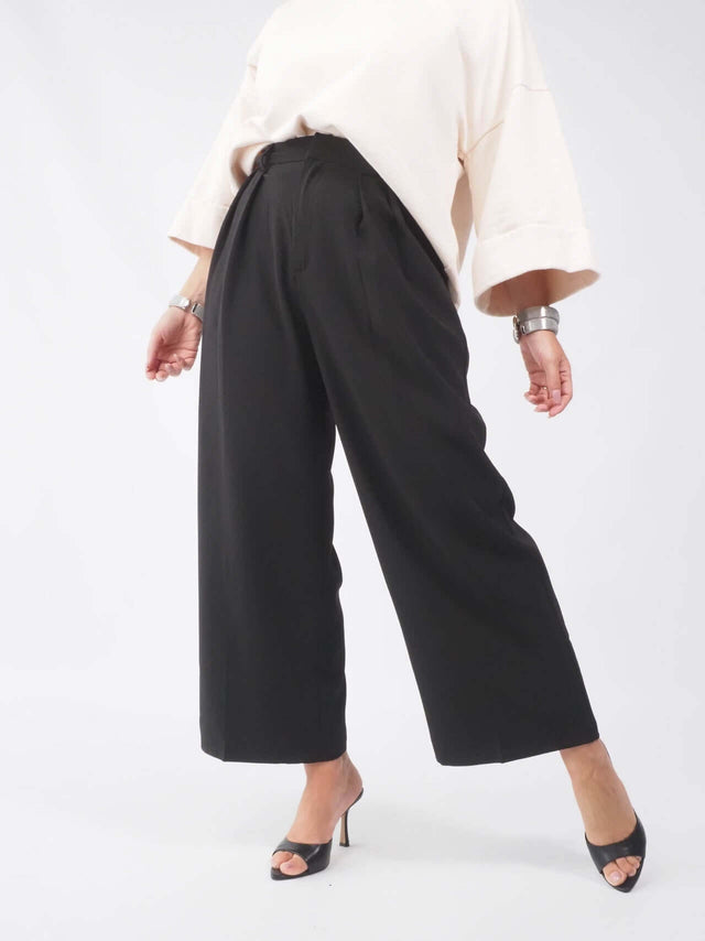 Conheça as calças com fecho zipper e botão para um look moderno