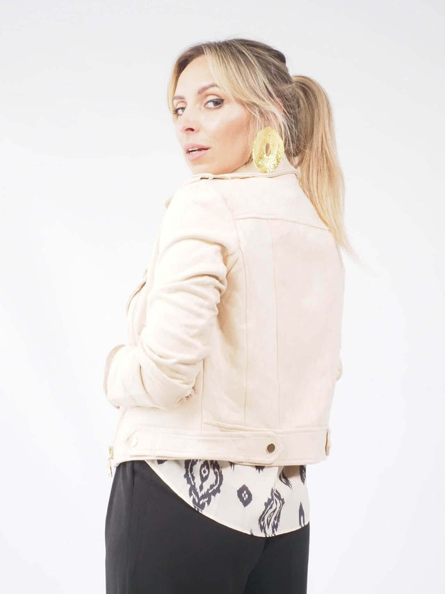 O blusão pode ser combinado com vestidos ou calças para criar looks incríveis.