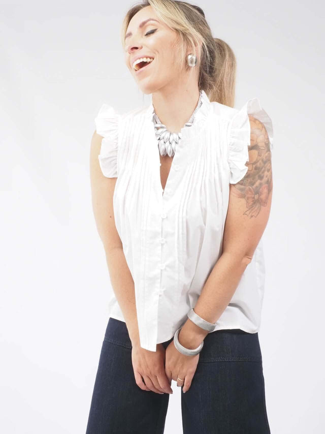 Descubra a blusa de manga cava com folho: uma tendência moderna e elegante