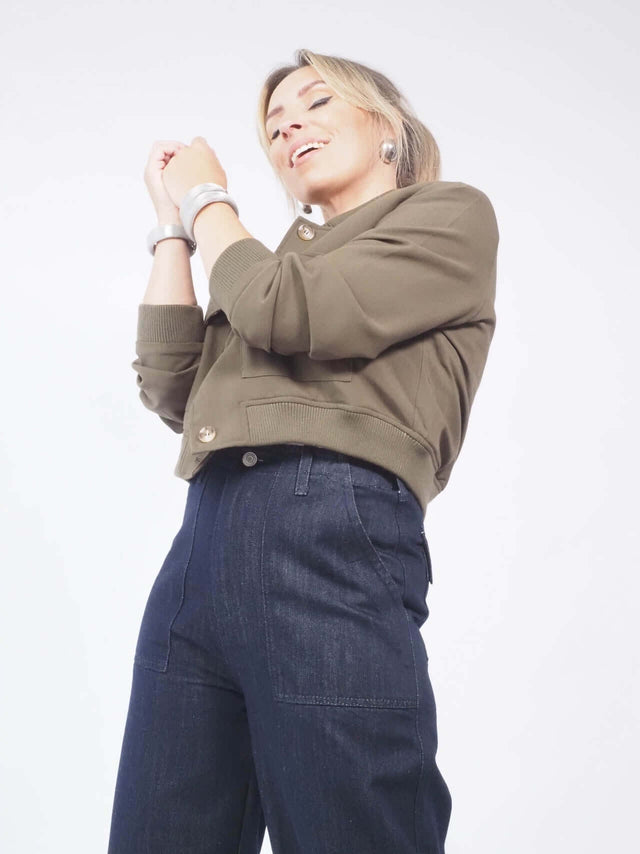 Disponível em diferentes cores, o blusão curto pode ser facilmente combinado com diversas peças do guarda-roupa.