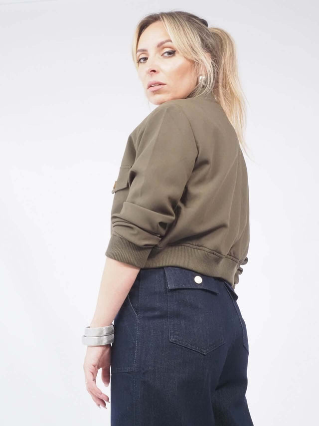 Blusão curto: o toque de elegância que faltava no seu guarda-roupa